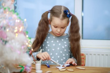 Kız yılbaşı çizimleri, çocuk yaratıcılığı, Noel tatili, 2022.