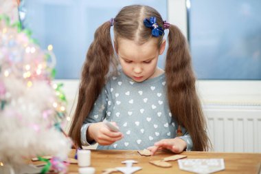 Kız yılbaşı çizimleri, çocuk yaratıcılığı, Noel tatili, 2022.