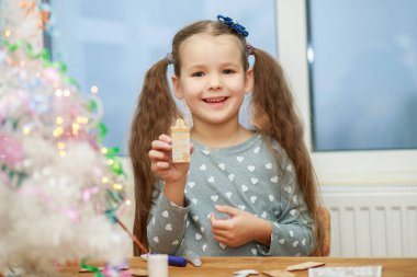 Kız yılbaşı çizimleri, çocuk yaratıcılığı, Noel tatili, 2022.