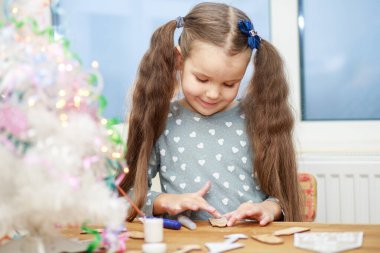 Kız yılbaşı çizimleri, çocuk yaratıcılığı, Noel tatili, 2022.