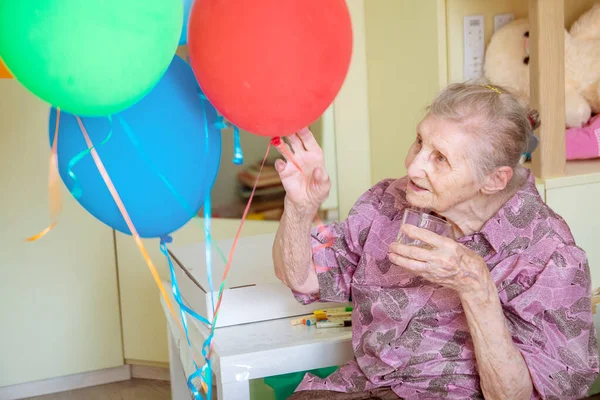 Staruszka Śmieje Się Żarliwie Radośnie Szczęście Rodzinie Starszych Zabawa Opieka — Zdjęcie stockowe