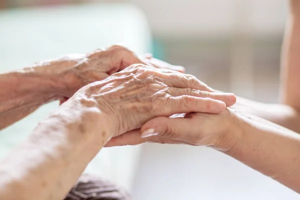 Handen Van Het Kind Handen Van Grootmoeder Oude Bruinachtige Huid — Stockfoto