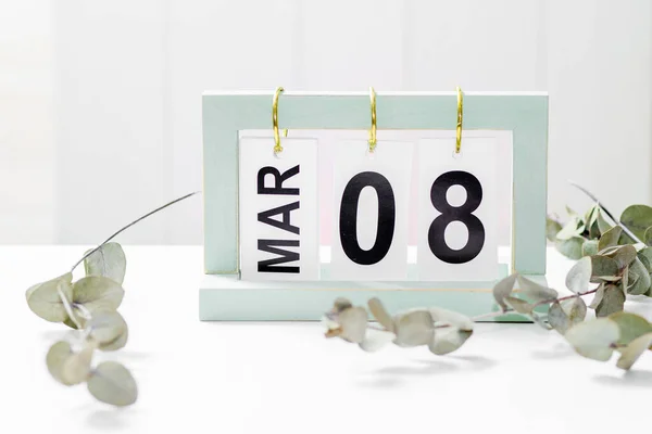 日付と机のカレンダー3月8日 国際女性の日 カレンダー上の日付 — ストック写真