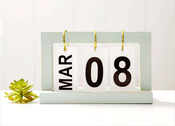 日付と机のカレンダー3月8日 国際女性の日 カレンダー上の日付 — ストック写真