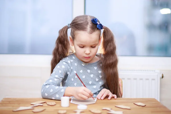 Дівчина Малює Новорічні Малюнки Дитячу Творчість Різдвяні Свята 2022 Рік — стокове фото