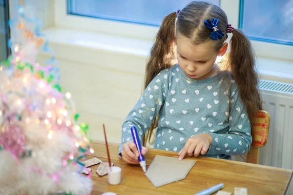 Дівчина Малює Новорічні Малюнки Дитячу Творчість Різдвяні Свята 2022 Рік — стокове фото