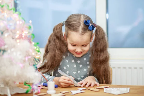 Девушка Рисует Новогодние Рисунки Детское Творчество Рождественские Праздники 2022 — стоковое фото