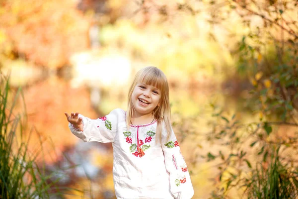 Portret Van Een Meisje Een Herfstpark Fel Oranje Rode Bladeren — Stockfoto