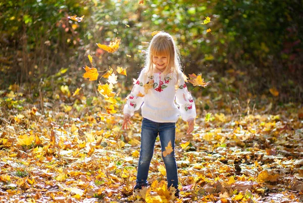 Portret Van Een Meisje Een Herfstpark Fel Oranje Rode Bladeren — Stockfoto