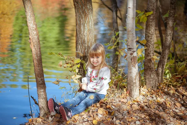 Portret Van Een Meisje Een Herfstpark Fel Oranje Rode Bladeren — Stockfoto
