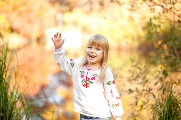 Portret Van Een Meisje Een Herfstpark Fel Oranje Rode Bladeren — Stockfoto