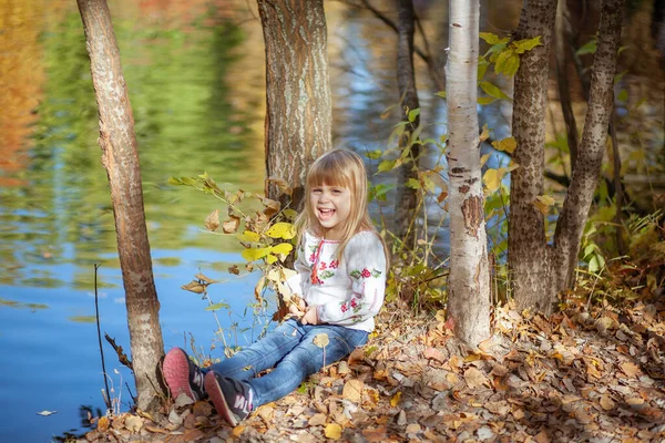 Retrato Uma Menina Parque Outono Laranja Brilhante Folhas Vermelhas Redor — Fotografia de Stock