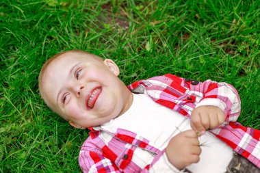 Yazın parkta Down sendromlu bir çocuk, mutlu bir çocuk güler..