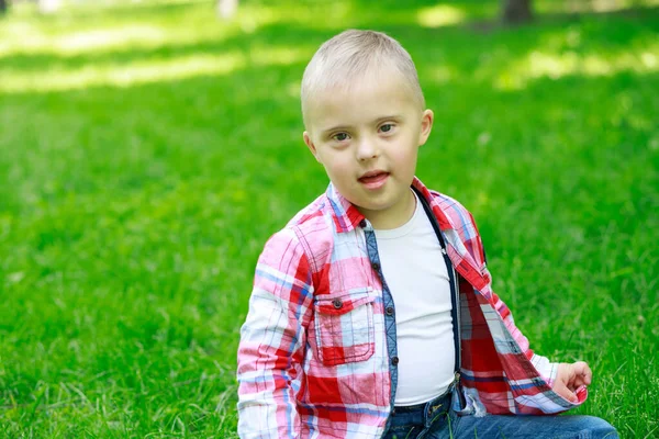 Ragazzo Con Sindrome Estate Nel Parco Bambino Felice Ride — Foto Stock