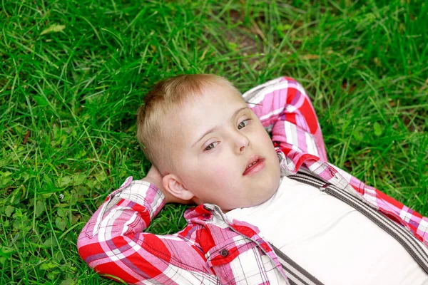 Egy Szindrómás Fiú Nyáron Parkban Egy Boldog Gyerek Nevet — Stock Fotó