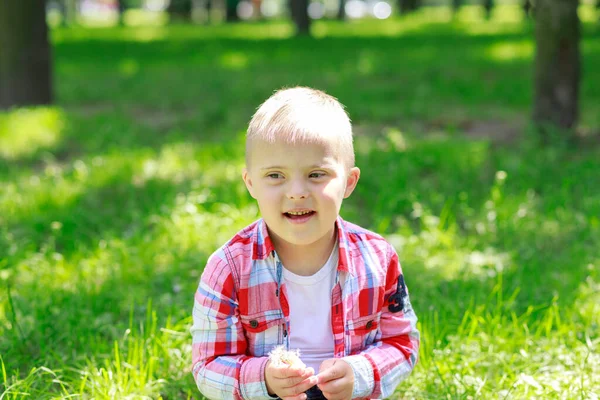 Хлопчик Синдромом Дауна Влітку Парку Щаслива Дитина Сміється — стокове фото