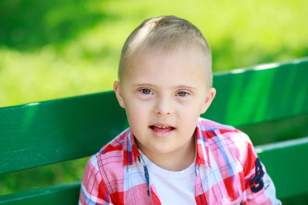 Egy Szindrómás Fiú Nyáron Parkban Egy Boldog Gyerek Nevet — Stock Fotó