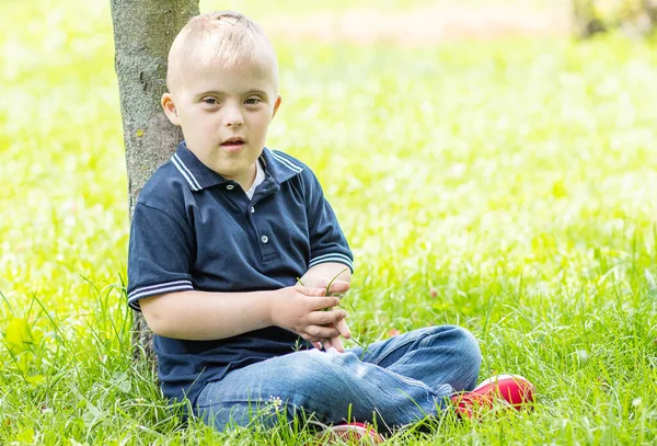 Ένα Αγόρι Σύνδρομο Ντάουν Καλοκαίρι Στο Πάρκο Ένα Χαρούμενο Παιδί — Φωτογραφία Αρχείου