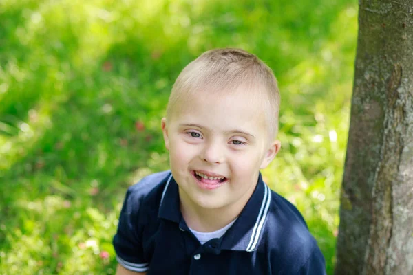 Een Jongen Met Syndroom Zomer Het Park Een Gelukkig Kind — Stockfoto