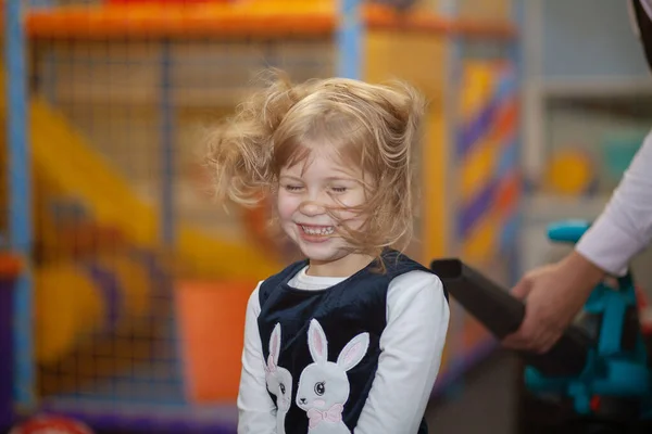 休日の幸せな女の子 子供のクローズアップ肖像画 彼女の髪は風から散乱し 赤ちゃんは美しい笑顔を持っています — ストック写真