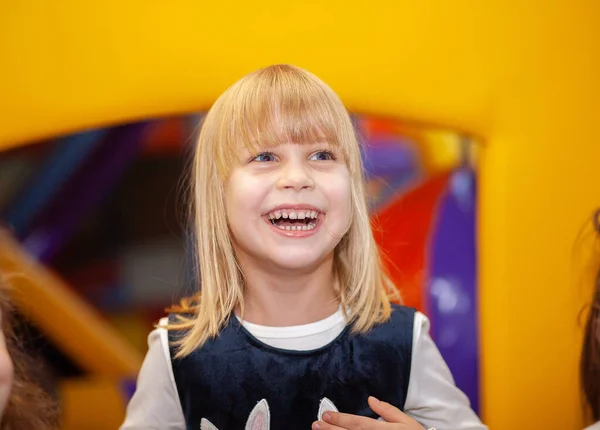 幸せな女の子の休日 子供のクローズアップ肖像画 笑いの女の子 ブロンドの髪 赤ちゃんの美しい笑顔 — ストック写真