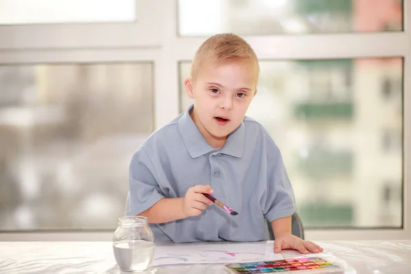 Хлопчик Синдромом Дауна Малює Акварелями Ранній Розвиток Трисономію Типу Додаткову — стокове фото