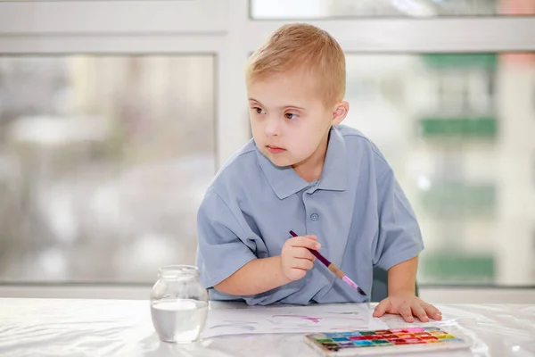 Хлопчик Синдромом Дауна Малює Акварелями Ранній Розвиток Трисономію Типу Додаткову — стокове фото