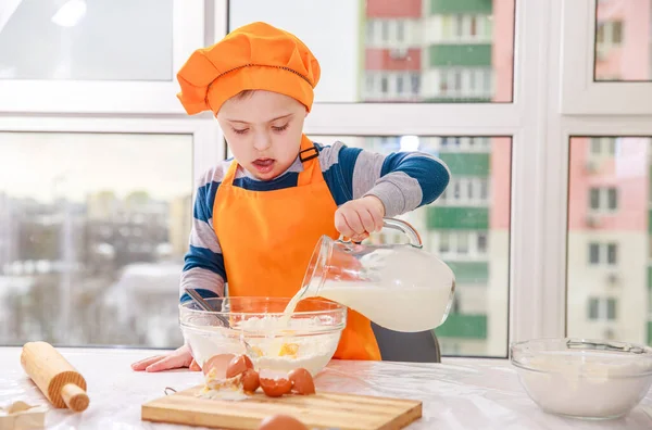 Ένα Αγόρι Σύνδρομο Μαγειρεύει Ζύμη Από Αλεύρι Και Γάλα Στην — Φωτογραφία Αρχείου