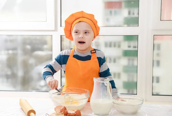 Мальчик Синдромом Дауна Готовит Тесто Муки Молока Кухне Трисономия Типа — стоковое фото