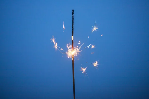 Luzes Bengala Fundo Azul Espaço Vazio Para Teste Ano Novo — Fotografia de Stock
