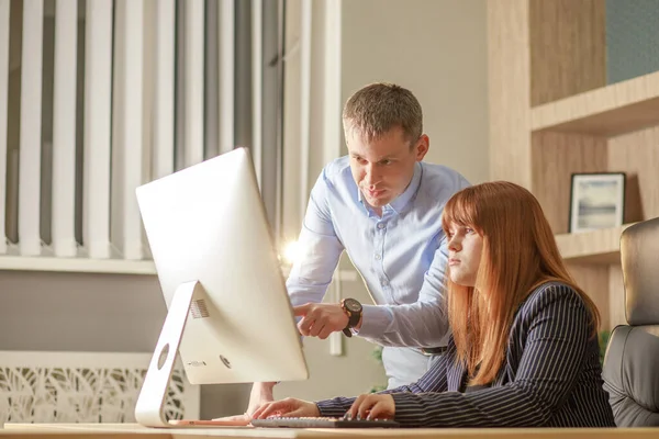 Coworking Ung Kvinna Och Affärsman Diskuterar Ett Projekt Som Tittar — Stockfoto