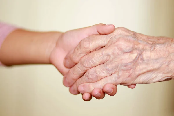 Mani Del Bambino Nelle Mani Della Nonna Vecchia Pelle Brunastra — Foto Stock