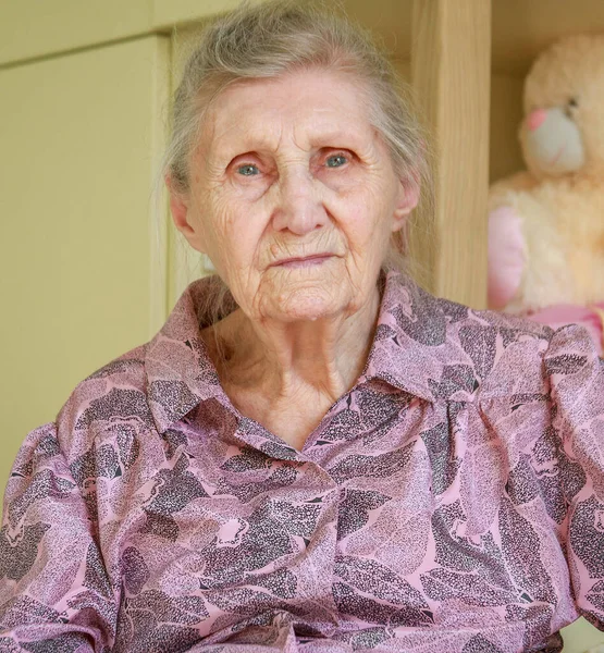Portret Babci Starsza Kobieta Pomarszczoną Twarzą Siedzi Pokoju Uśmiecha Się — Zdjęcie stockowe