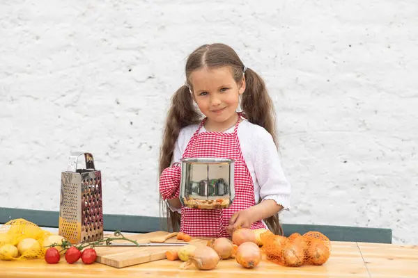 Şef Kostümlü Mutlu Küçük Kız Hamuru Yoğurarak Turta Pişirmeye Yardım Telifsiz Stok Fotoğraflar