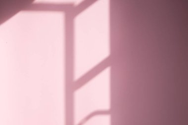 Pembe duvardaki gölgeler