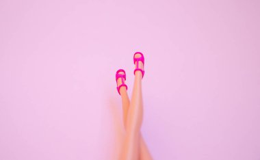 Pembe arka planda pembe bebek bacakları