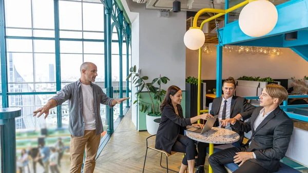 投資家は 屋上のオフィスの緑のテラスで正式な服装でマネージャーとビジネスビューを共有しています 多様な文化の経営者のグループが上司と話し合う — ストック写真