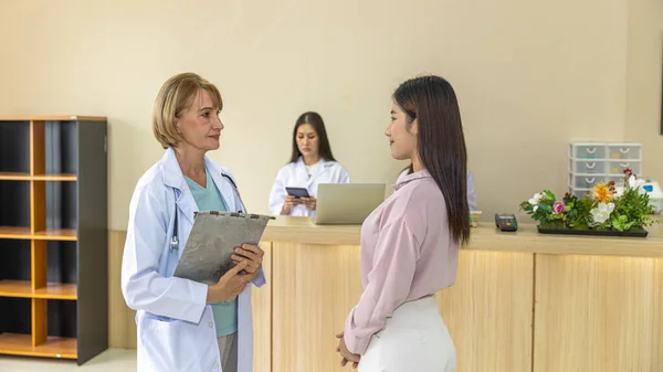 Médico Cirúrgico Cabelo Loiro Idoso Discute Com Seu Paciente Para — Fotografia de Stock