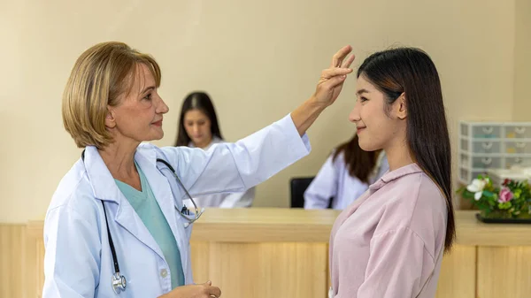 Yaşlı Sarışın Saç Cerrahisi Doktoru Hastasıyla Danışma Masasında Estetik Veya — Stok fotoğraf