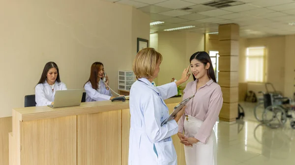 Médico Cirúrgico Cabelo Loiro Idoso Discute Com Seu Paciente Para — Fotografia de Stock