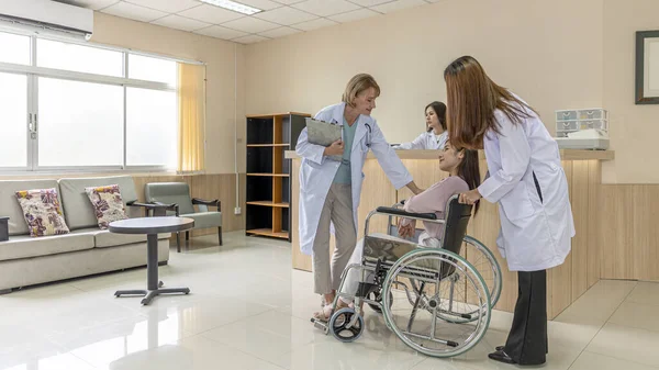 Médica Enfermeira Cuidam Seu Paciente Após Serem Recuperadas Doença Sentadas — Fotografia de Stock