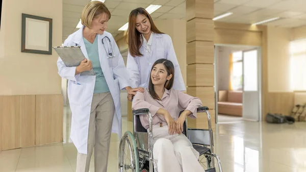 Kadın Doktor Hemşire Bir Hastane Koğuşunda Klinikte Tekerlekli Sandalyede Hasta — Stok fotoğraf