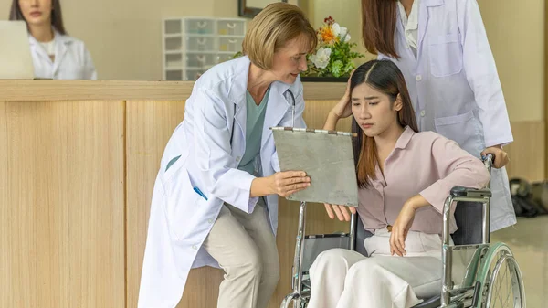 Kvinnlig Läkare Och Sjuksköterska Tar Hand Sin Patient Efter Tillfrisknande — Stockfoto