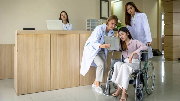 Ärztin Und Krankenschwester Kümmern Sich Ihre Patientin Nachdem Sie Sich — Stockfoto