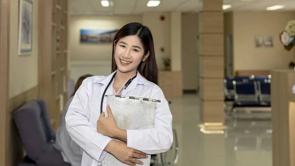 Junge Ärztin Oder Medizinstudentin Weißer Uniform Trägt Whiteboard Ständer Auf — Stockfoto