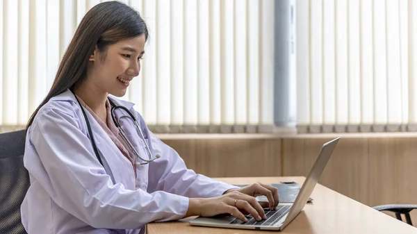 Ung Kvinnlig Läkare Eller Läkare Vit Uniform Använder Laptop För — Stockfoto