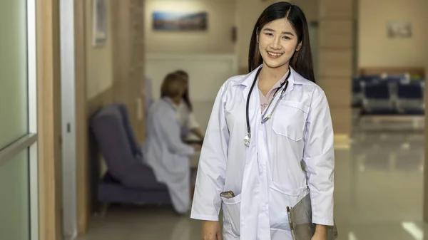 Junge Ärztin Oder Medizinstudentin Weißer Uniform Trägt Whiteboard Ständer Auf — Stockfoto