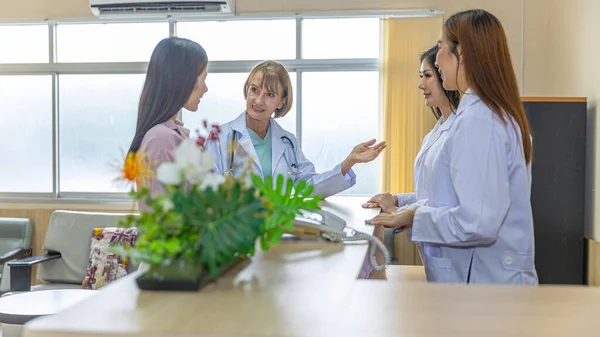 Equipe Médicos Terapeutas Discutem Com Jovens Ambulatoriais Para Diagnosticar Qualquer — Fotografia de Stock