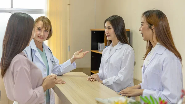 Team Kvinnliga Läkare Och Terapeuter Diskutera Med Unga Öppenvård För — Stockfoto