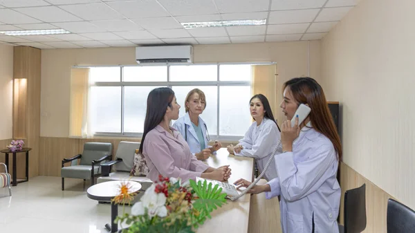 Kadın Doktor Terapistlerden Oluşan Bir Ekip Klinik Resepsiyonunda Olası Tedavi — Stok fotoğraf